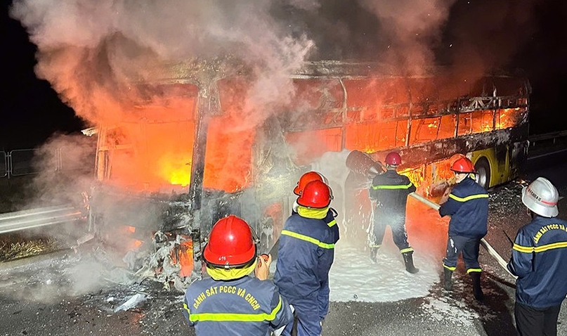 Xe khách giường nằm cháy rụi trên cao tốc Bắc - Nam